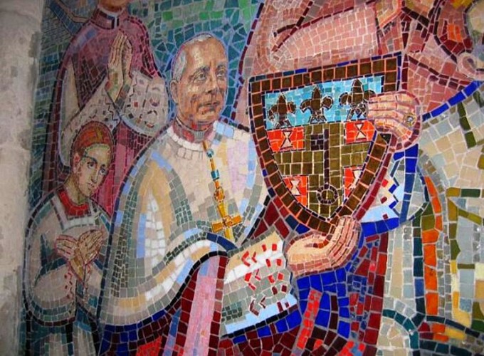 Détail de la mosaïque retraçant le miracle du mans, avec Mgr Grente.