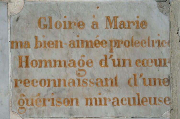 Un des nombreux ex voto témoignant d'une grâce obtenue par Notre-Dame du Chêne