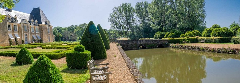 Château-de-Villaines-douves et ifs