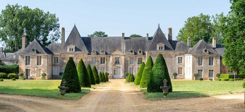 Château-de-Villaines-entrée-ifs