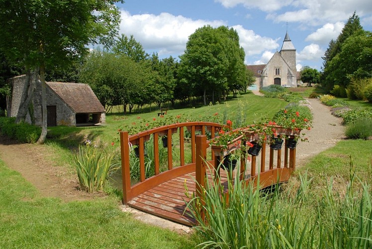 Église Saint-Julien et lavoir de Bourg-le-Roi