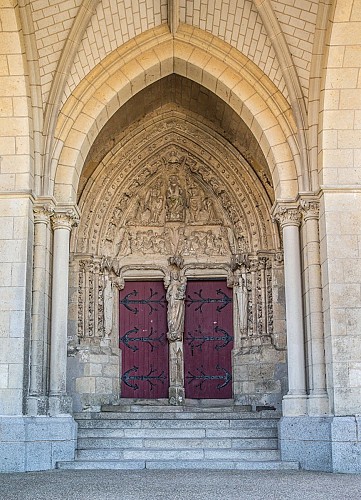 Porche gothique, église Notre-Dame-de-l'Assomption