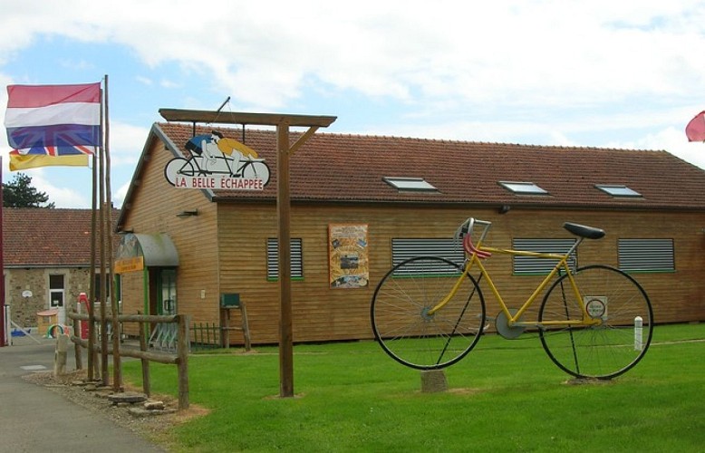 vélo jaune enseigne