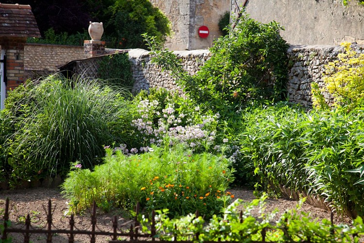 PCU72-Crannesenchampagne-jardin