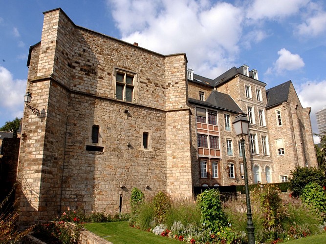 Palais-des-Comtes-du-Maine-lemans-72-pc