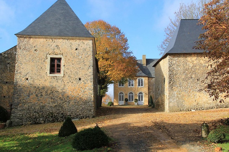Cour du Manoir de Beaumont