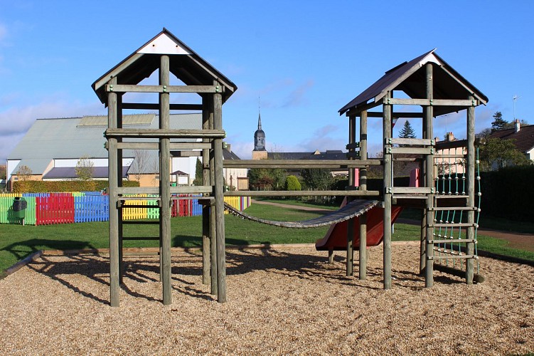 Site des douves Beaufay- aire de jeux