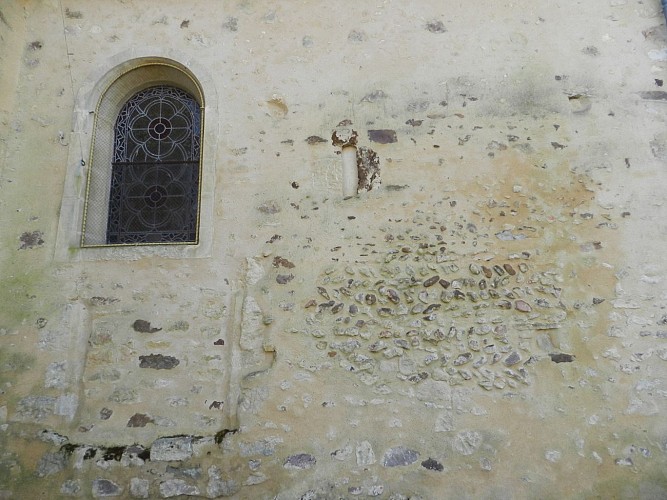 église rouperroux le coquet -détail du mur