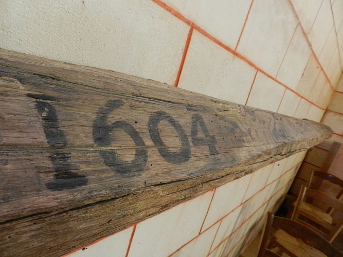 église d'Aulaines intérieur - poutre de l'ancienne charpente