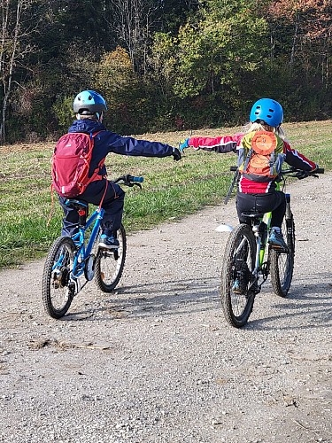 Mountainbike 8-12 Jahre: Biker-Kurs grüne bis blaue Stufe