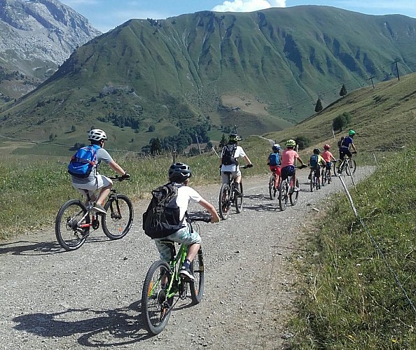 Mountainbike 8-12 Jahre: Biker-Kurs grüne bis blaue Stufe