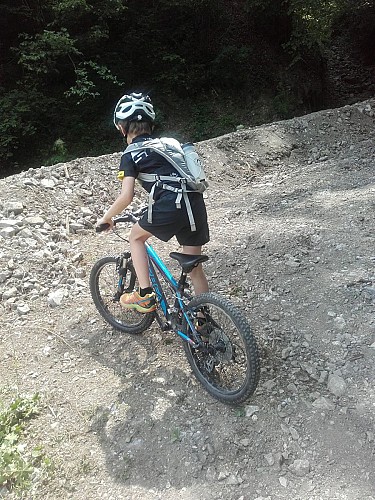 Mountainbike 8-12 Jahre: Biker-Kurs grüne bis blaue Stufe