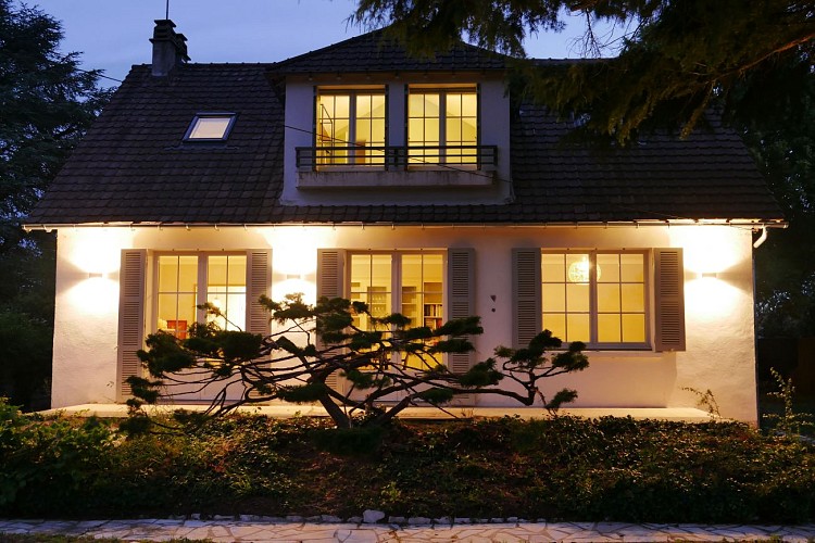 maison dans jardin clos