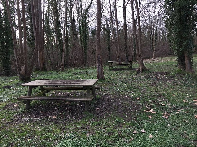 Aire de pique-nique - Siros - tables 1