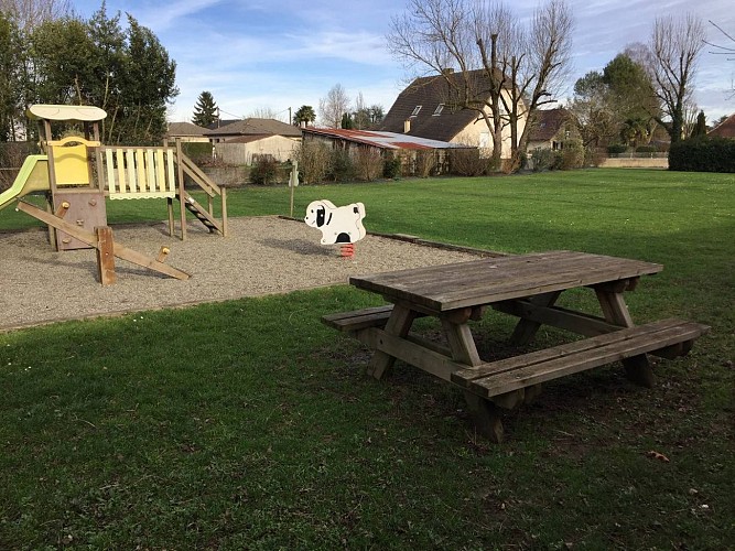 Aire de pique-nique - Siros - tables 2