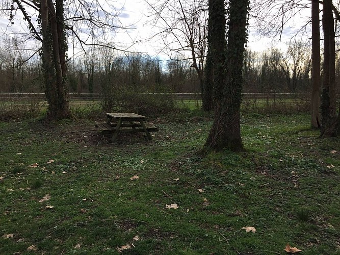 Aire de pique-nique - Siros - tables 3