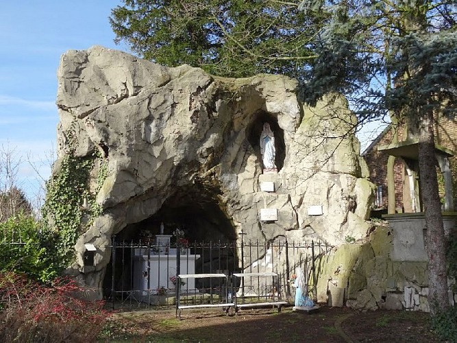 Grotte dédiée à Notre-Dame de Lourdes