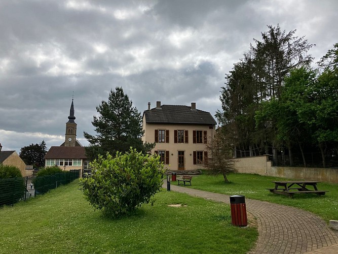 Aire de pique nique à l'arrière de la mairie