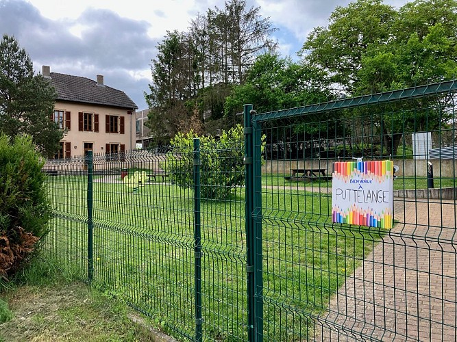 Aire de pique nique à l'arrière de la mairie