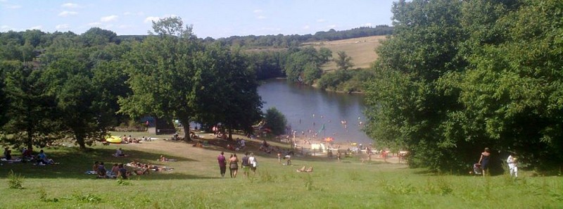 Plage et base de loisirs du parc Saint-Blaise à Noyant-la-Gravoyère