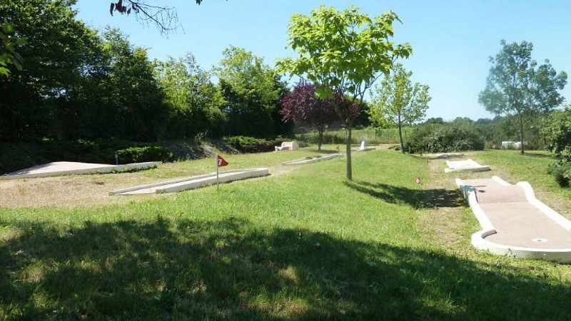 Plage et base de loisirs du parc Saint-Blaise à Noyant-la-Gravoyère