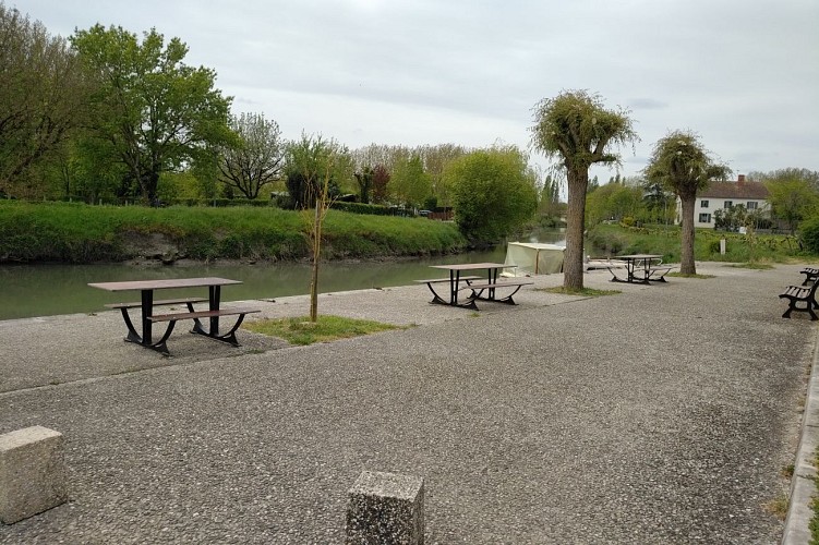 AIRE DE PIQUE-NIQUE DU PORT