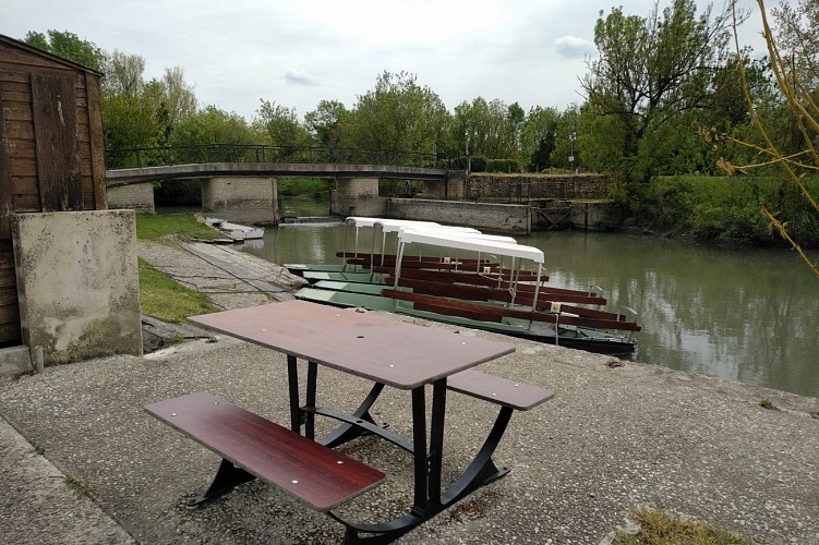 AIRE DE PIQUE-NIQUE DU PORT