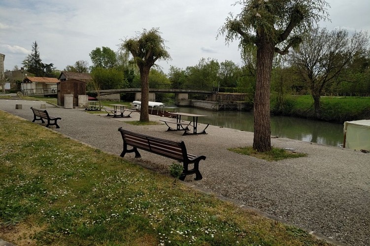 AIRE DE PIQUE-NIQUE DU PORT