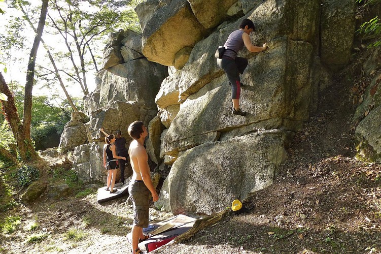 ESCALADE SITE DE BLOC DE FLEURIAIS