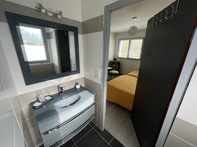 CHAMBRE-FANNY-SALLE-D-EAU-1-DOMAINE-GEORGES-V-chambres-d-hotes-piscine-et-foret-privee-entre-saint-junien-oradour-sur-glane-et-limoges