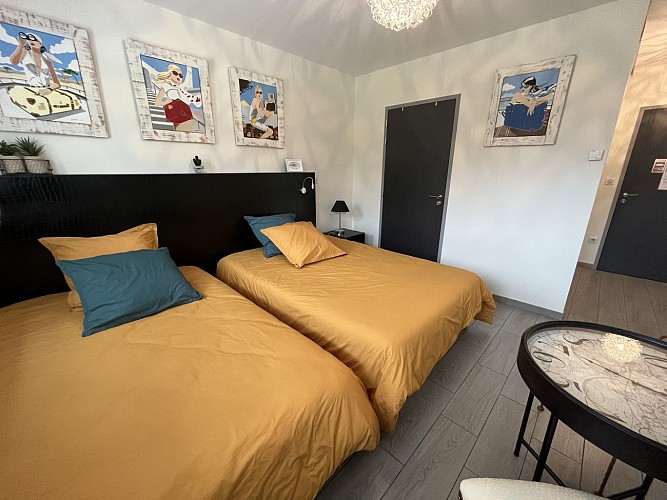 CHAMBRE-FANNY-1-DOMAINE-GEORGES-V-chambres-d-hotes-piscine-et-foret-privee-entre-saint-junien-oradour-sur-glane-et-limoges