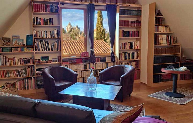 Bibliothèque--avec-vue-chateau-Montfort-Sarlat