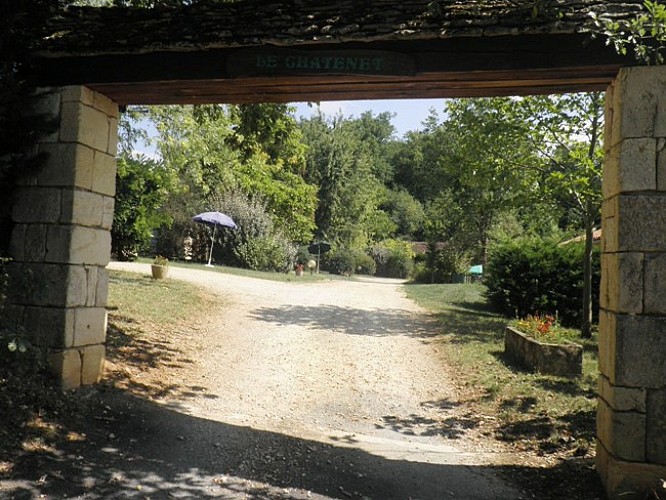 Village le Châtenet_cour