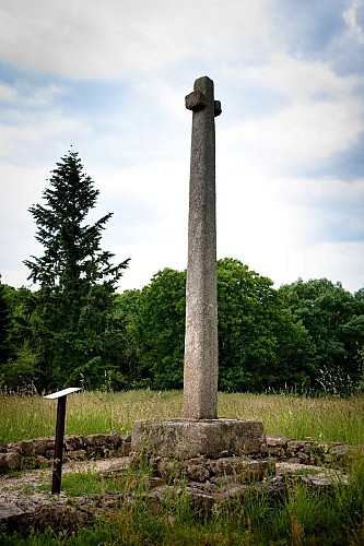 La croix de l'ancien cimetière - Chauvigné - stenphoto.fr