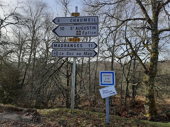 Suivre direction Chaumeil - St Augustin