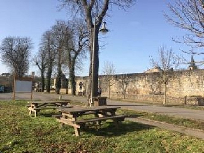 Aire de pique-nique avec vue sur les remparts.