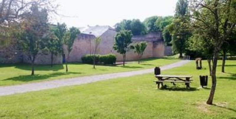 Aire de pique nique avec vue sur les remparts du village.