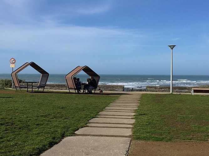 AIRE DE PIQUE-NIQUE PLACE GASTON PATEAU