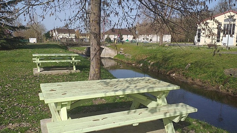 Aire de  pique-nique -  Poey de Lescar - tables 3