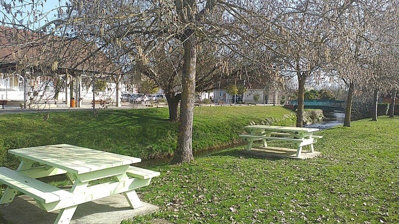 Aire de  pique-nique -  Poey de Lescar - tables 5