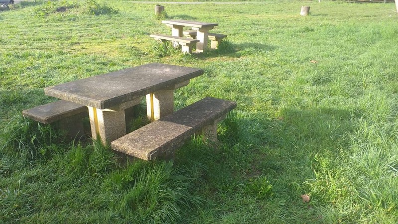 Aire de pique-nique - Jurançon - tables 4