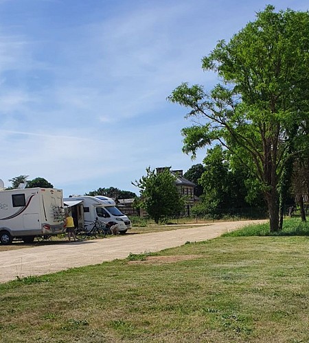 Aire de camping-car La Lampisterie - Benet