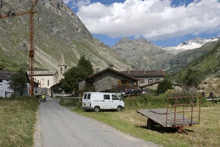 Vue sur l'entrée de Bonneval-sur-Arc (2008)