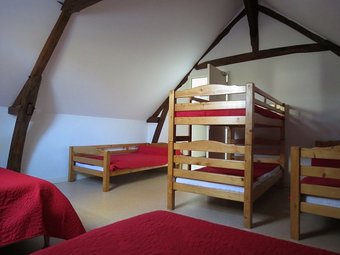 Chambre Framboise (4 lits de 90 et 1 superposé)