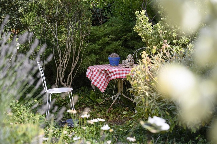 Jardin avec mobiliers pour repas extérieur