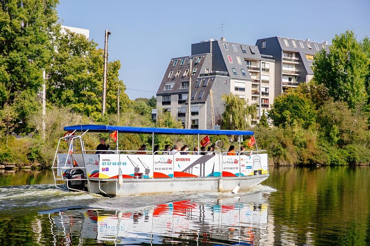 522539-Promenade_en_bateau_sur_le_canal_de_Caen_a_la_mer-Caen_la_mer_Tourisme___Les_Conteurs_(Droits_reserves_Office_de_Tourisme___des_Congres)