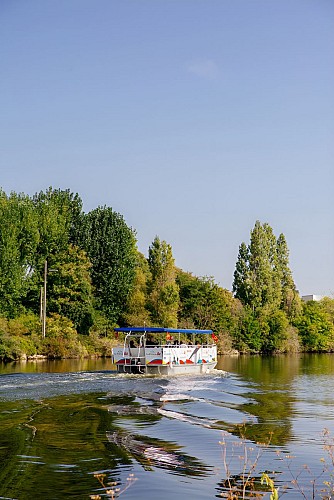 522540-Promenade_en_bateau_sur_le_canal_de_Caen_a_la_mer-Caen_la_mer_Tourisme___Les_Conteurs_(Droits_reserves_OTC)-1200px