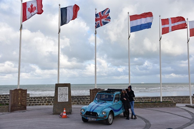 LA-BALADE-DUO-COMMENTEE-VINTAGE-SUR-LA-COTE-DE-NACRE-NORMANDY-CLASSIC-TOUR-EN-CITROEN-DYANE-DES-ANNEES-1970-CREDIT-ANNE-PEREZ-NEDELEC