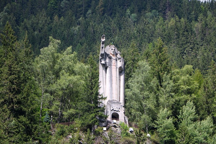 Christ-Roi statue