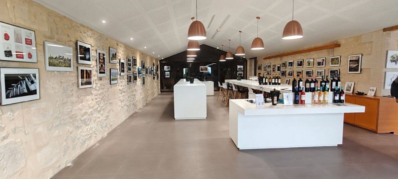 Salle de dégustation avec expo